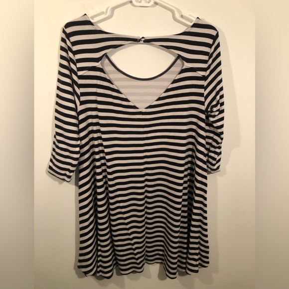 American Eagle semi open back stripped shirt - Picture 2 of 5